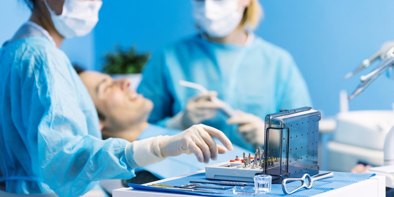 Equipo médico con gran experiencia en tratamientos dentales